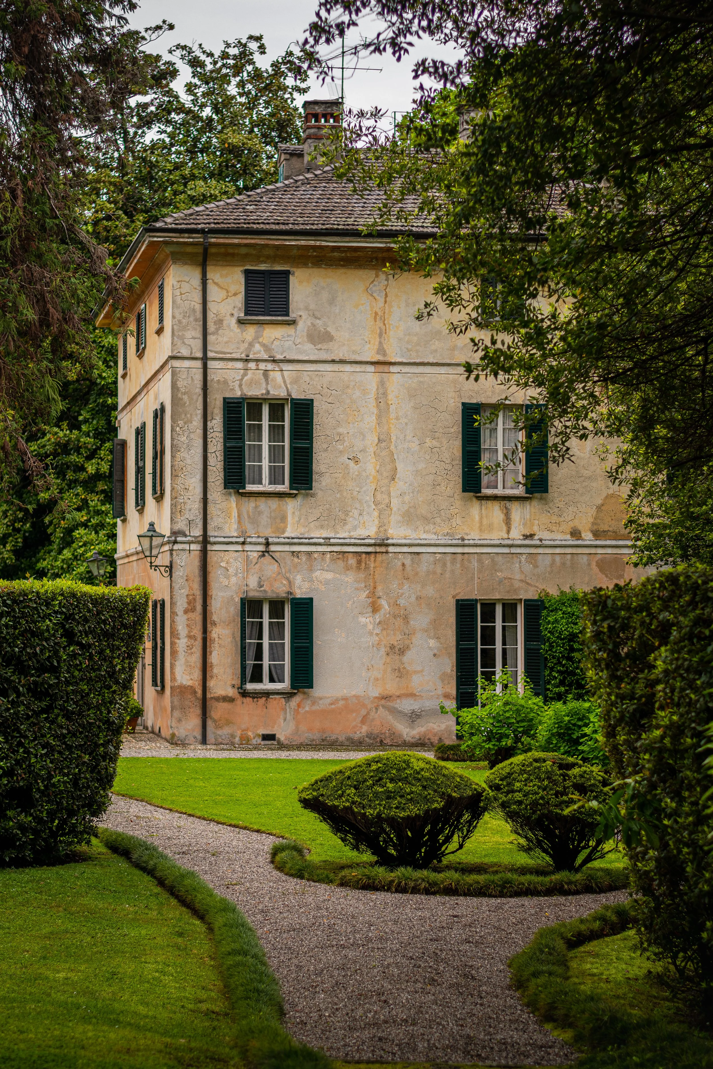 illa Beccaria at Alcova 2026 Milan Design Week in Varedo featuring decayed facade and garden setting for experimental design alcova Alcova — The Nomad of the Avant-Garde and the Beauty of Decay AMP3715