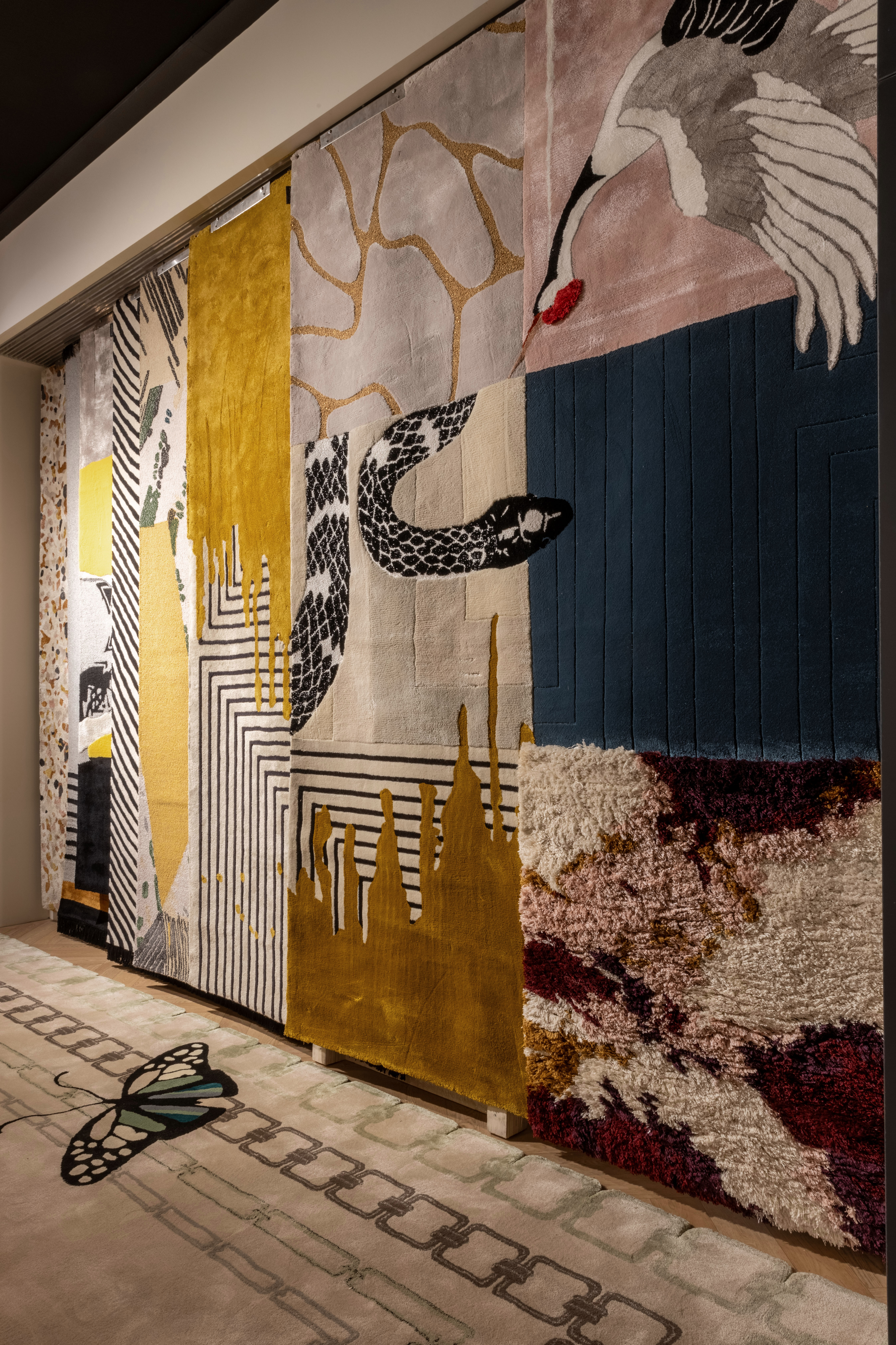 Breathtaking Hallway Set With Hammered Brass Wall Light - Home'Society